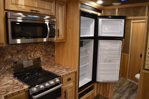 2021 Lakota Bighorn 8418GLQUG 4 Horse Trailer with 18' Short Wall - Image 12