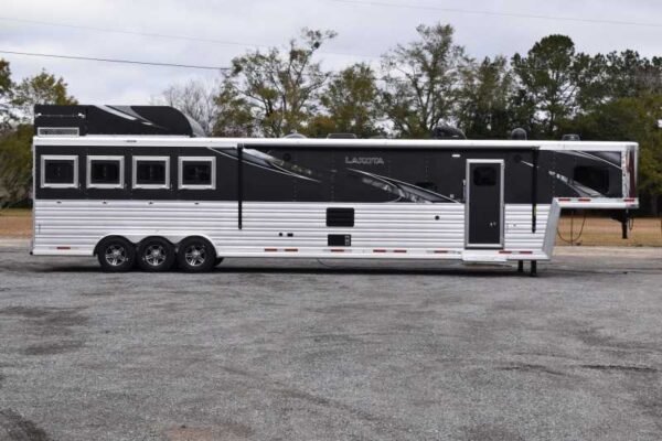 2021 Lakota Bighorn 8418GLQUG 4 Horse Trailer with 18' Short Wall - Image 27