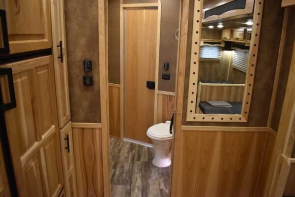 2021 Lakota Bighorn 8418GLQUG 4 Horse Trailer with 18' Short Wall - Image 13