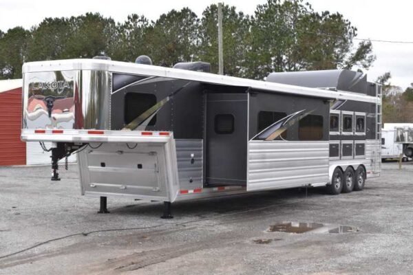 2021 Lakota Bighorn 8418GLQUG 4 Horse Trailer with 18' Short Wall - Image 29