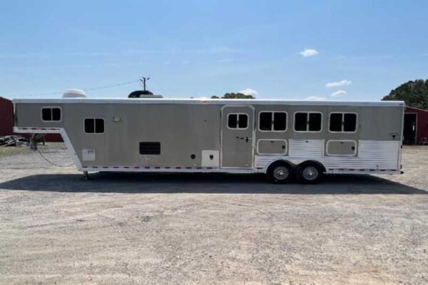 2006 Featherlite 8412LQ 4 Horse Trailer with 12' Short Wall - Image 3