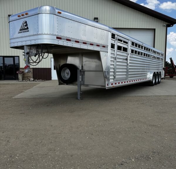 New 2024 Elite Trailers 32FT TRIPLE AXLE STOCK TRAILER W/ 3 COMPARTMENTS - Image 2