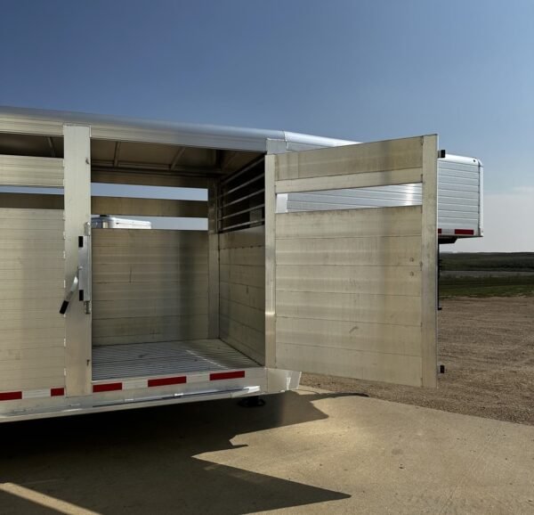 New 2024 Hillsboro 24' Livestock Trailer - Three Compartments - Image 9