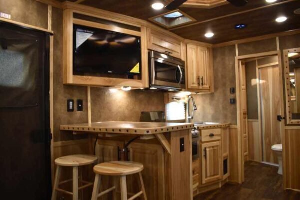 2021 Lakota BIGHORN 8316SRGLQ 3 Horse Trailer with 16' Short Wall - Image 24