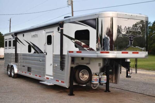 2021 Lakota BIGHORN 8316SRGLQ 3 Horse Trailer with 16' Short Wall - Image 6