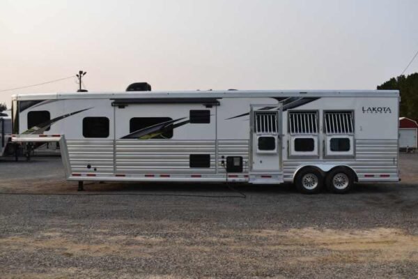 2021 Lakota BIGHORN 8316SRGLQ 3 Horse Trailer with 16' Short Wall - Image 4