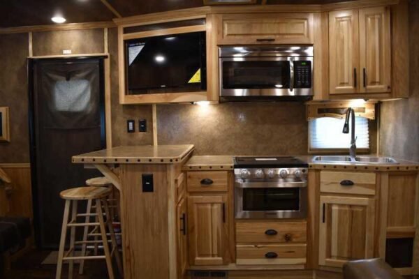 2021 Lakota BIGHORN 8316SRGLQ 3 Horse Trailer with 16' Short Wall - Image 26