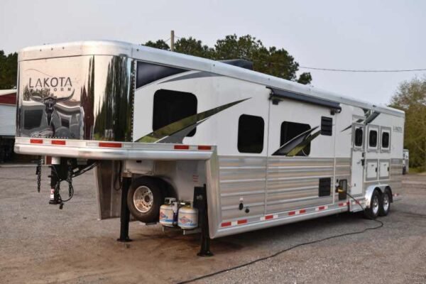 2021 Lakota BIGHORN 8316SRGLQ 3 Horse Trailer with 16' Short Wall - Image 8