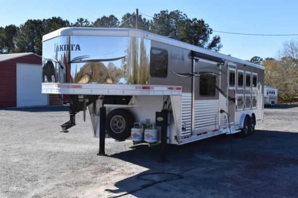 2015 Lakota 8411GLQ 4 Horse Trailer with 11' Short Wall - Image 7