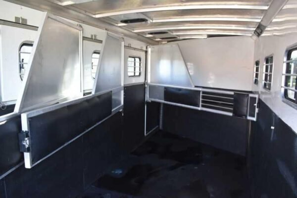 Used 2005 Sundowner 4HGN 4 Horse Trailer - Image 12