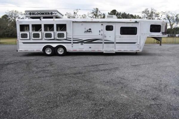 2003 Bloomer 8414LQ 4 Horse Trailer with 14' Short Wall - Image 3