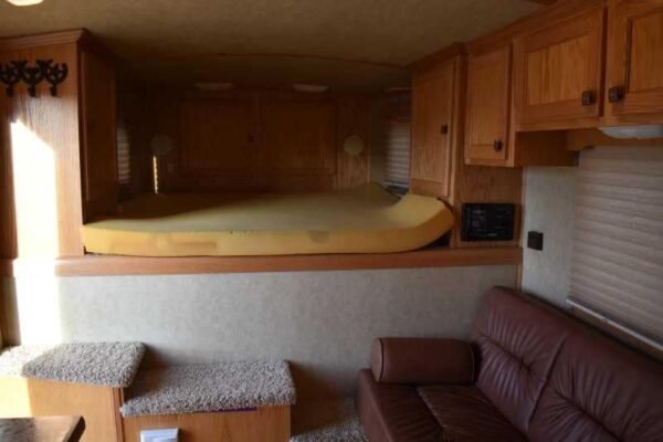 2006 Platinum 8410LQ 4 Horse Trailer with 9' Short Wall - Image 9