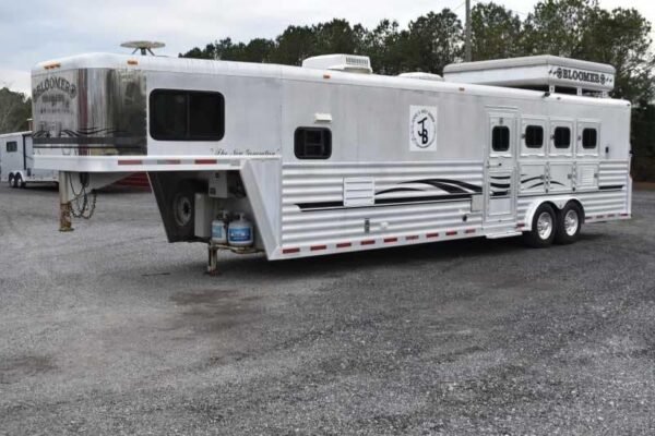 2003 Bloomer 8414LQ 4 Horse Trailer with 14' Short Wall - Image 6