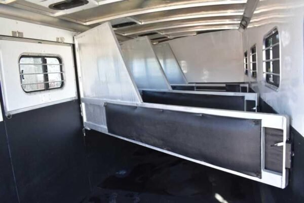 Used 2005 Sundowner 4HGN 4 Horse Trailer - Image 10