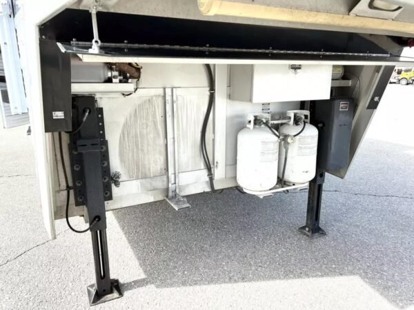 Used 2013 Bloomer 4 Horse 16' LQ, 7'Slide, Air Ride, Pod, Mister/Water Sys  Air ride, HWH Slide, Integrated Pod - Image 28