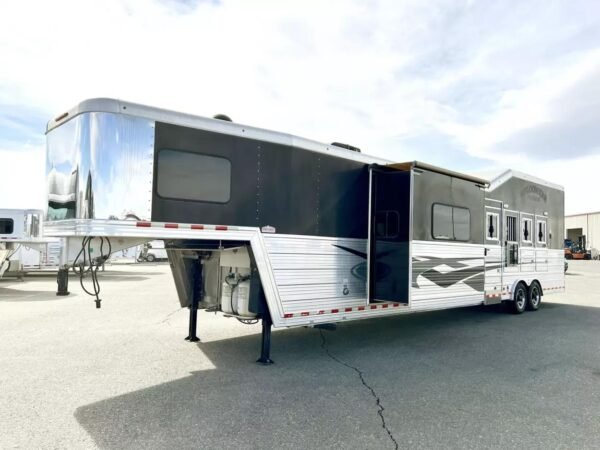Used 2013 Bloomer 4 Horse 16' LQ, 7'Slide, Air Ride, Pod, Mister/Water Sys  Air ride, HWH Slide, Integrated Pod - Image 26