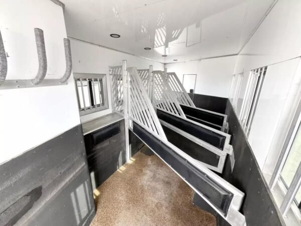 Used 2013 Bloomer 4 Horse 16' LQ, 7'Slide, Air Ride, Pod, Mister/Water Sys  Air ride, HWH Slide, Integrated Pod - Image 20