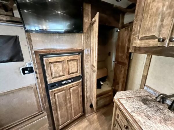 Used 2013 Bloomer 4 Horse 16' LQ, 7'Slide, Air Ride, Pod, Mister/Water Sys  Air ride, HWH Slide, Integrated Pod - Image 16