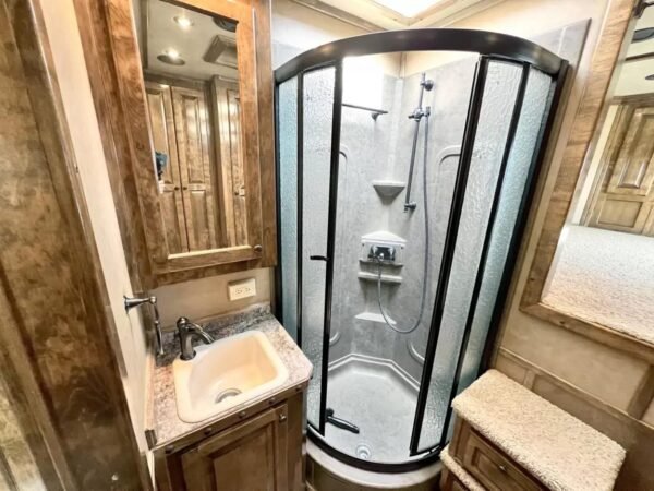Used 2013 Bloomer 4 Horse 16' LQ, 7'Slide, Air Ride, Pod, Mister/Water Sys  Air ride, HWH Slide, Integrated Pod - Image 9