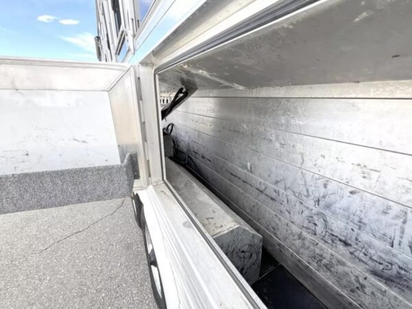 Used 2013 Bloomer 4 Horse 16' LQ, 7'Slide, Air Ride, Pod, Mister/Water Sys  Air ride, HWH Slide, Integrated Pod - Image 23
