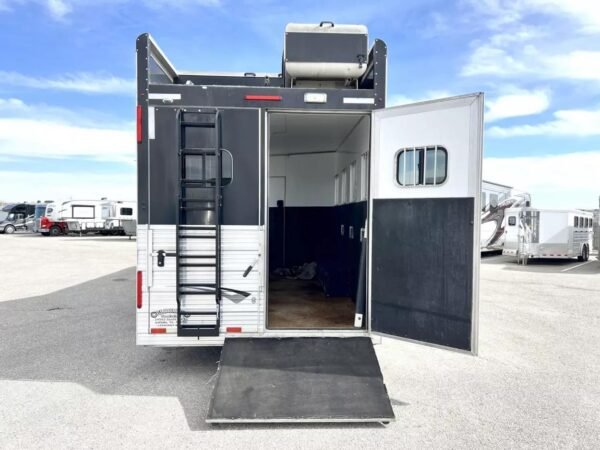Used 2013 Bloomer 4 Horse 16' LQ, 7'Slide, Air Ride, Pod, Mister/Water Sys  Air ride, HWH Slide, Integrated Pod - Image 18