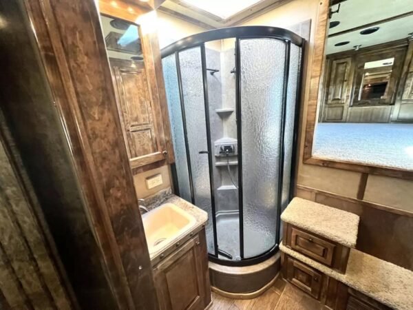Used 2013 Bloomer 4 Horse 16' LQ, 7'Slide, Air Ride, Pod, Mister/Water Sys  Air ride, HWH Slide, Integrated Pod - Image 8
