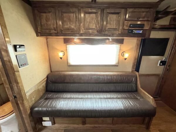 Used 2013 Bloomer 4 Horse 16' LQ, 7'Slide, Air Ride, Pod, Mister/Water Sys  Air ride, HWH Slide, Integrated Pod - Image 11