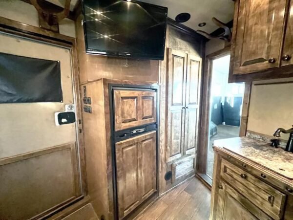 Used 2013 Bloomer 4 Horse 16' LQ, 7'Slide, Air Ride, Pod, Mister/Water Sys  Air ride, HWH Slide, Integrated Pod - Image 15