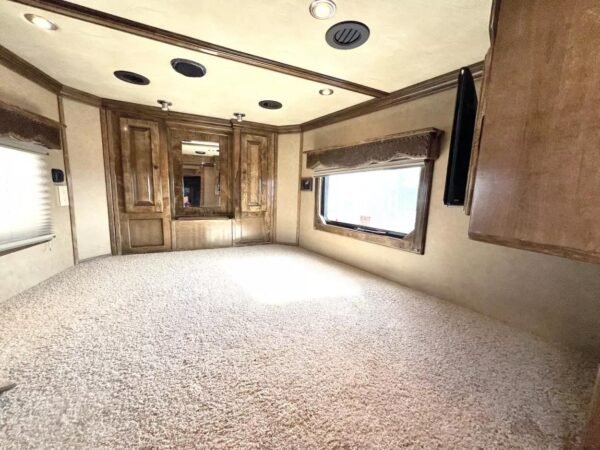 Used 2013 Bloomer 4 Horse 16' LQ, 7'Slide, Air Ride, Pod, Mister/Water Sys  Air ride, HWH Slide, Integrated Pod - Image 7