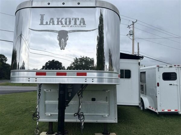 2014 Lakota Bighorn 8416, Generator, Couch, Dinette 17’ Shortwall, 4 Horse Trailer, 12' Slide. - Image 11