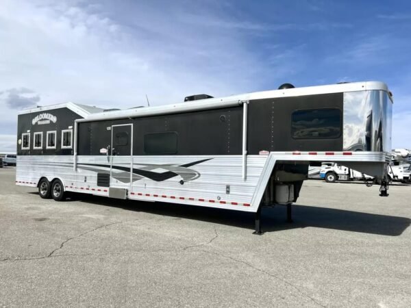 Used 2013 Bloomer 4 Horse 16' LQ, 7'Slide, Air Ride, Pod, Mister/Water Sys  Air ride, HWH Slide, Integrated Pod