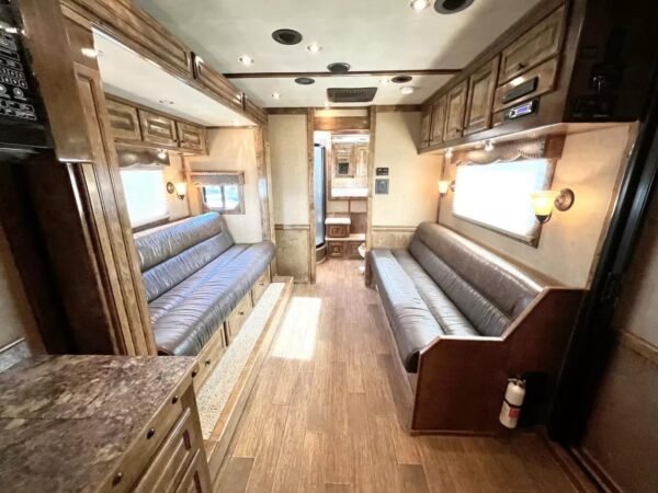Used 2013 Bloomer 4 Horse 16' LQ, 7'Slide, Air Ride, Pod, Mister/Water Sys  Air ride, HWH Slide, Integrated Pod - Image 4