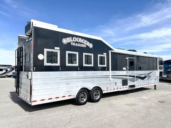 Used 2013 Bloomer 4 Horse 16' LQ, 7'Slide, Air Ride, Pod, Mister/Water Sys  Air ride, HWH Slide, Integrated Pod - Image 17