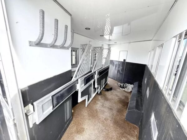 Used 2013 Bloomer 4 Horse 16' LQ, 7'Slide, Air Ride, Pod, Mister/Water Sys  Air ride, HWH Slide, Integrated Pod - Image 19