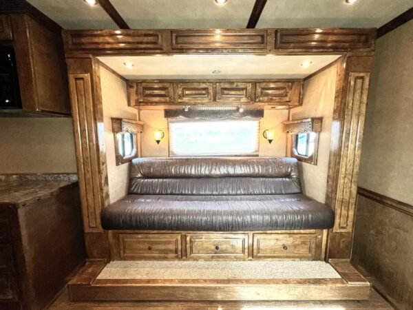 Used 2013 Bloomer 4 Horse 16' LQ, 7'Slide, Air Ride, Pod, Mister/Water Sys  Air ride, HWH Slide, Integrated Pod - Image 12