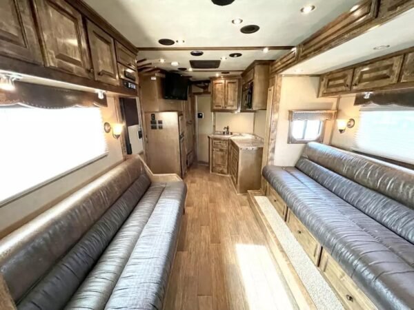Used 2013 Bloomer 4 Horse 16' LQ, 7'Slide, Air Ride, Pod, Mister/Water Sys  Air ride, HWH Slide, Integrated Pod - Image 5
