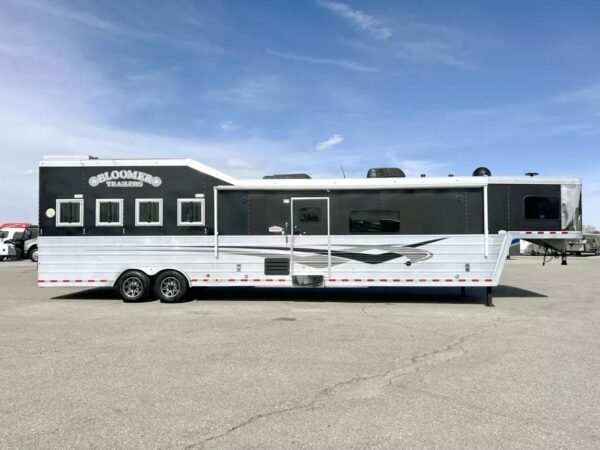 Used 2013 Bloomer 4 Horse 16' LQ, 7'Slide, Air Ride, Pod, Mister/Water Sys  Air ride, HWH Slide, Integrated Pod - Image 3