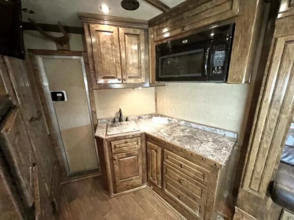 Used 2013 Bloomer 4 Horse 16' LQ, 7'Slide, Air Ride, Pod, Mister/Water Sys  Air ride, HWH Slide, Integrated Pod - Image 13