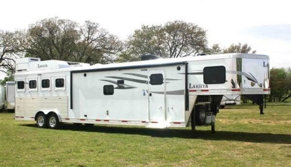 2019 Lakota Charger 4 Horse LQ with 15' Short Wall - Image 2