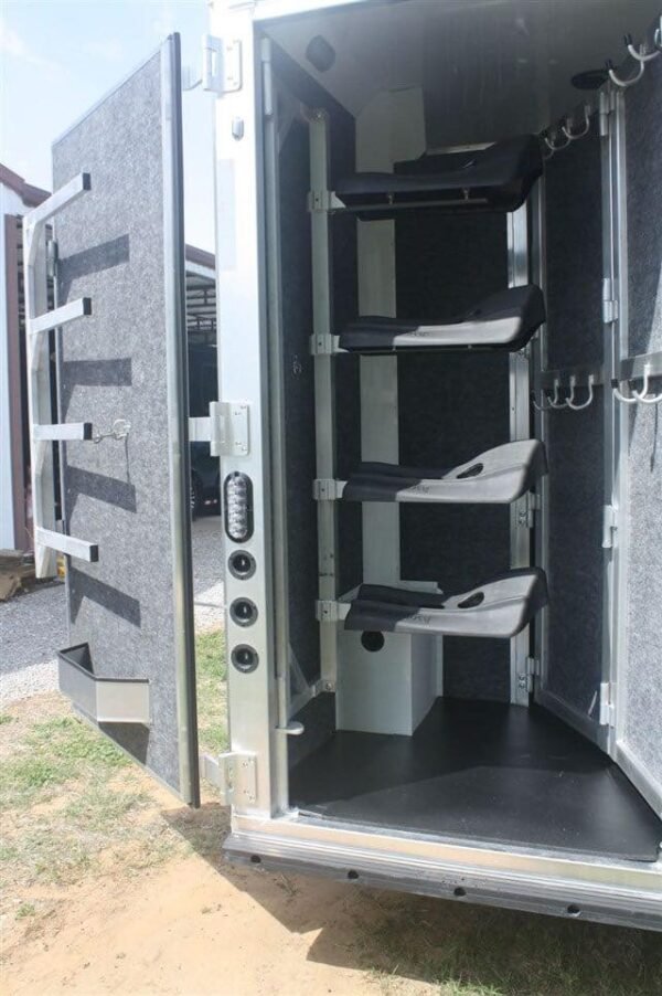 2019 Lakota Charger 4 Horse LQ with 15' Short Wall - Image 7