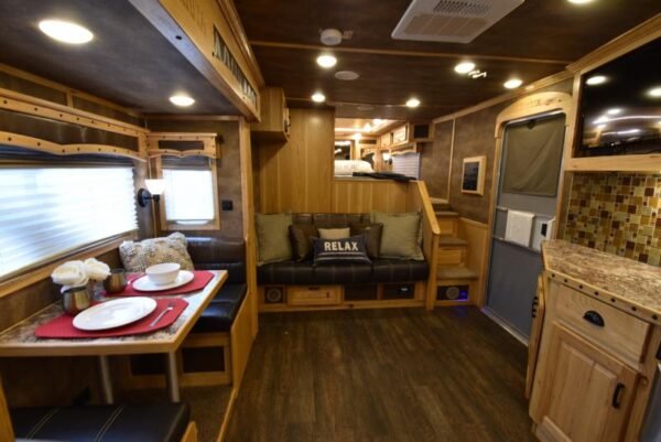 2018 Lakota Bighorn 3 Horse Living Quarters - Image 11