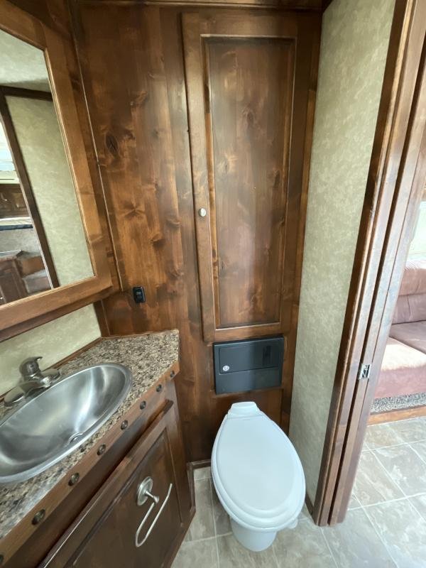 2014 Logan Coach RAZ4GNHDLQ 40' 4 horse Razor GN Horse Trailer**WITH WALK IN CLOSET** - Image 22