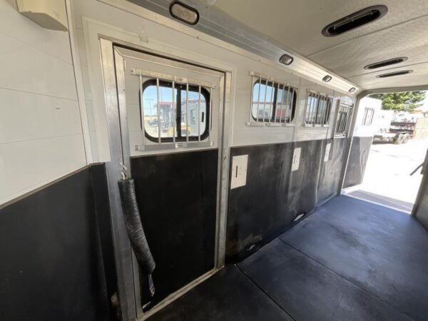 2005 Jamco 4 Horse Gooseneck Trailer - Image 32