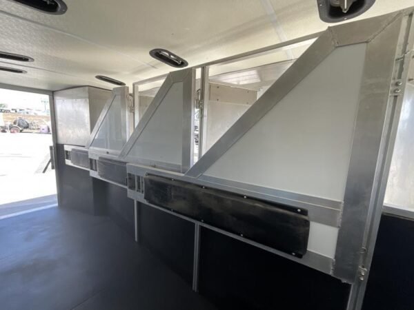 2005 Jamco 4 Horse Gooseneck Trailer - Image 31