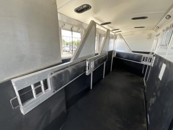 2005 Jamco 4 Horse Gooseneck Trailer - Image 29